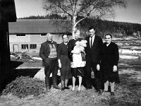 Imppilassa 1962  Matti Salmisen (s. 1962) ristiäisissä pihalla vasemmalta äidin puolen isovanhemmat Aatto Suominen (1906 - 1974)  ja Helmi Suominen (o.s. Savio, 1905 - 1983), äiti Vuokko Salminen (o.s. Suominen, s. 1942) sylissään Matti, isä Antero Salminen (s. 1935) ja isänäiti Olga Salminen (o.s. Lindroos,1900 - 1969).